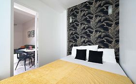 2 Bed Modern Fully Furnish Flat,Close To Buttes Chaumon Park